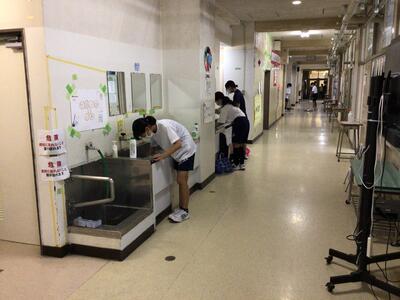 手洗い場はバレー部が磨きました。